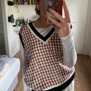 Zara Röd Väst - Populär väst från zara i nyskick!! Är i storlek M men sitter bra på mig som vanligtvis är S 💕  pris kan diskuteras, budgivning om fler är intresserade.