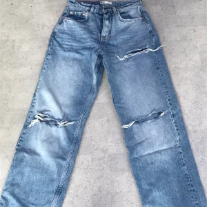Ginatricot jeans - Säljer pga för små för mig. Ordpris: 600kr. Frakt tillkommer, skriv privat om du undrar något ☺️