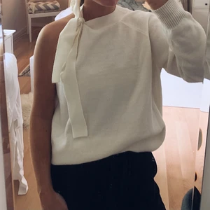 Jättefin Oneshoulder topp - En jättefin stickad oneshouldet topp med knytning vid axeln. Använd 1-2 gånger. 150kr + frakt