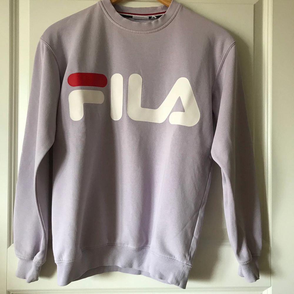Lila FILA sweatshirt i oanvänt skick. Huvtröjor & Träningströjor.