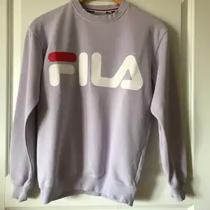 Lila FILA sweatshirt i oanvänt skick