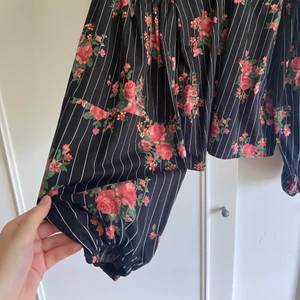 Blommig blus med ballongärmar!🌸 - Blommig blus som tyvärr inte används längre, har resår vid handleden och fin detalj vid ärmen!💕  🌷FRAKT INGÅR I PRISET