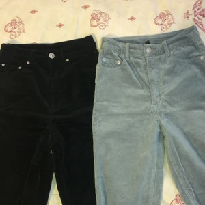 Manchester byxor från H&M  - Dom här byxorna sitter så fint och sitter så bra vid midjan. Dom svarta är i storlek 34 och dom gråa är i storleken 36.  Ett par kostar 80kr men om du köper båda blir det 130kr.           Säljer dom för att jag inte längre använder dom❤️