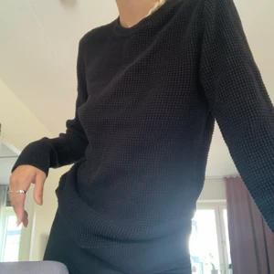 Stickad tröja - Svart ”stickad” tröja! Supermysig o lång i ärmarna! Sticks inte! Storlek XS men är från mansavdelningen så passar som en M.   Frakt ingår ej!