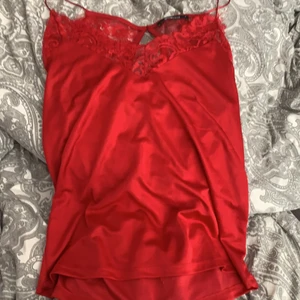 Från ginatricot  - En röd linne från ginatricot 