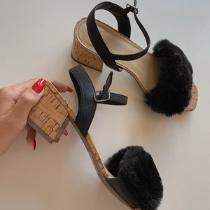 Super söta skor  - Mycket fina skor i storlek 40, söta till klänning/kjol, coola till jeans. Mycket bra skick. Skriv om du är intresserad så kollar jag fraktkostnad. Produkten kan också hämtas.