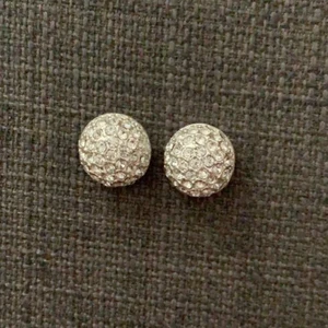 Pärlörhängen - Oanvända örhängen. Vita med pärlor. Passar jätte fint med allt