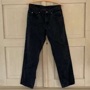 Vintage wranglerjeans gråsvarta - Gråsvarta Wranglerjeans köpta på beyond retro, storlek 30/30. Straight leg. Fint skick utan skavanker. Möts upp i Stockholm eller fraktar mot tilläggskostnad.