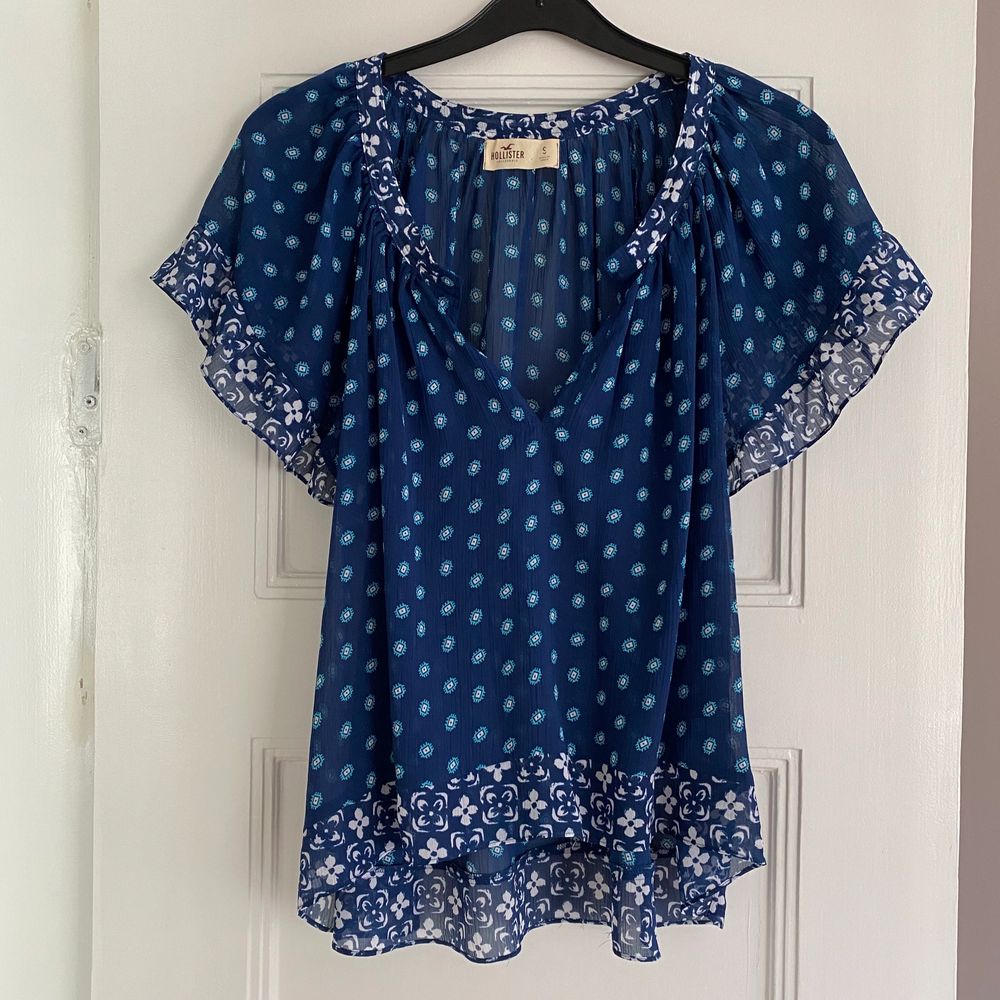 Mönstrad blus från Hollister. Aldrig använd, finns i Malmö. Toppar.