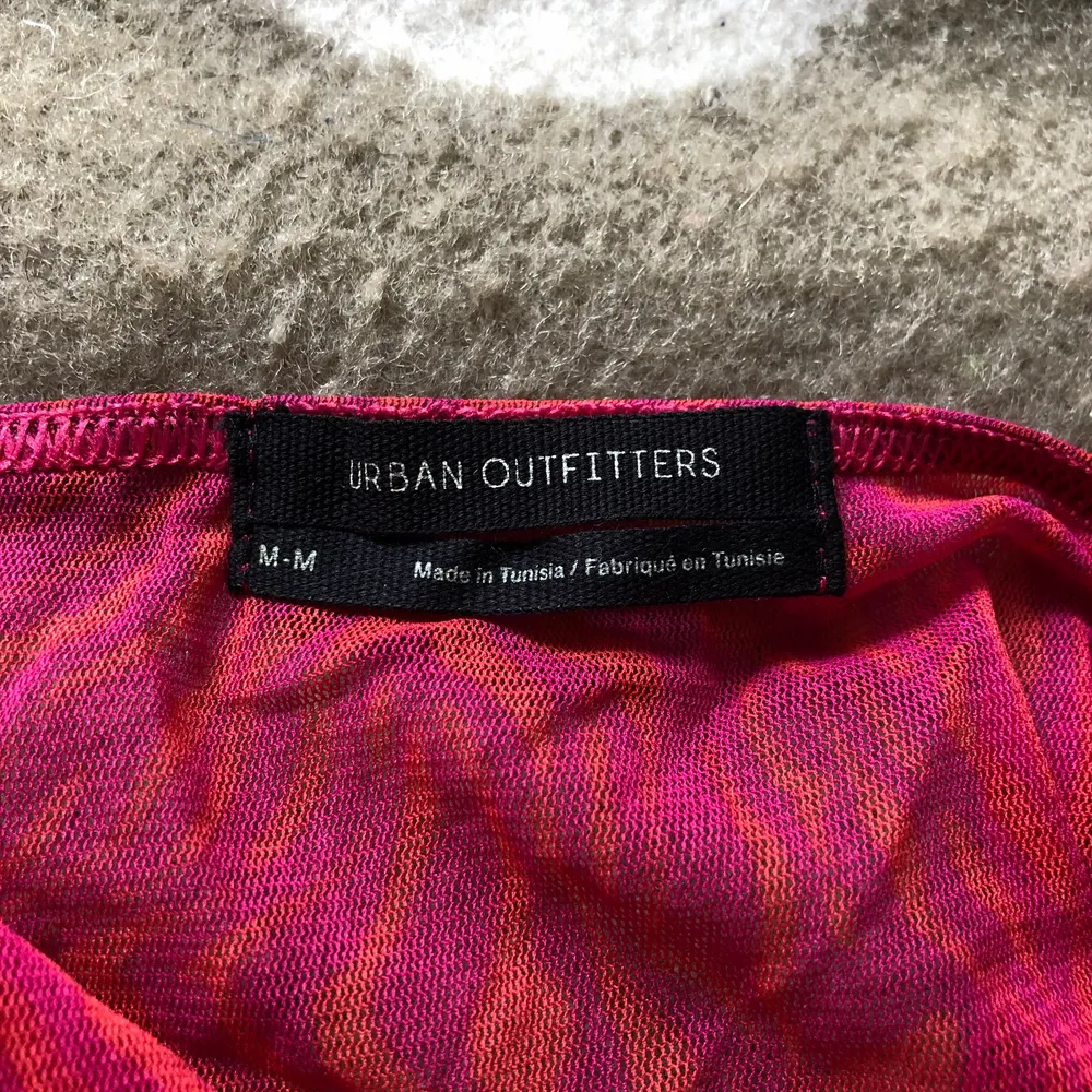 Gulligt linne från Urban Outfitters, aldrig använt då den tyvärr inte passar mig. Super coolt mönster. Strl M men skulle säga att den funkar på S också. 💖. Toppar.