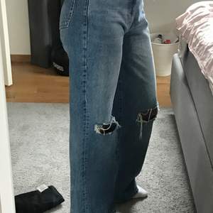 Tänkte kolla intresset för dessa jeans, är inte helt säker på om jag ska sälja dem men får jag ett bra pris så säljer jag dem nog. Det är inget fel på jeansen, inga fläckar eller annat. Köpta Junkyard för 500, och säljer dem för 375 Skriv vid intresse☺️