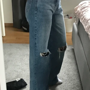 Jeans  - Tänkte kolla intresset för dessa jeans, är inte helt säker på om jag ska sälja dem men får jag ett bra pris så säljer jag dem nog. Det är inget fel på jeansen, inga fläckar eller annat. Köpta Junkyard för 500, och säljer dem för 375 Skriv vid intresse☺️
