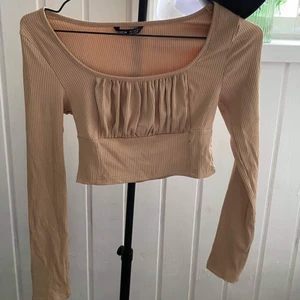 Beige topp - Beige topp från shein! Jättefin ALDRIG ANVÄND