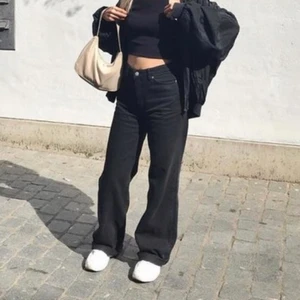 Svarta monki jeans - Jättefina svarta monki jeans som tyvärr är för små för mig, jätte bra skick. Knappt använda💗ny pris: 400, mitt pris: 200