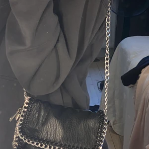 Handväska - Snygg handväska från märket Tiamo! Går att anpassa längden så att den blir som man önskar! Fint skick!