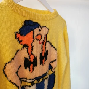 Obelix retro stickad tröja XS  - Frakten är inkluderad i priset! Jättefin gul stickad tröja med Obelix! Köpt secondhand för ungefär 8-9 år sedan och har använts sparsamt (kan räknas på en hand). Därav säljer jag den och hoppas att den kan finna mer kärlek hos ny ägare🌸❤️ Finns ingen storleksmärkning, men uppskattas till XS. Kan självklart ta mått om det önskas. Pris kan diskuteras