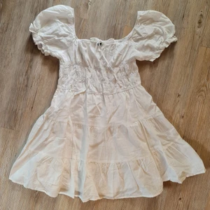Puffig klänning - Vit klänning med puffärmar och volanger. Enbart provad men då den inte passade så säljer jag den vidare