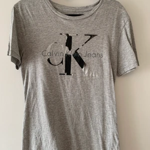Calvin Klein T-shirt  - Grå T-shirt från Calvin Klein. Storlek s men tycker den passar mig som är mellan s/m. Använd fåtal gånger och är fortfarande i bra skick. Kan mötas upp i Malmö & Vellinge, köparen står för frakten. 