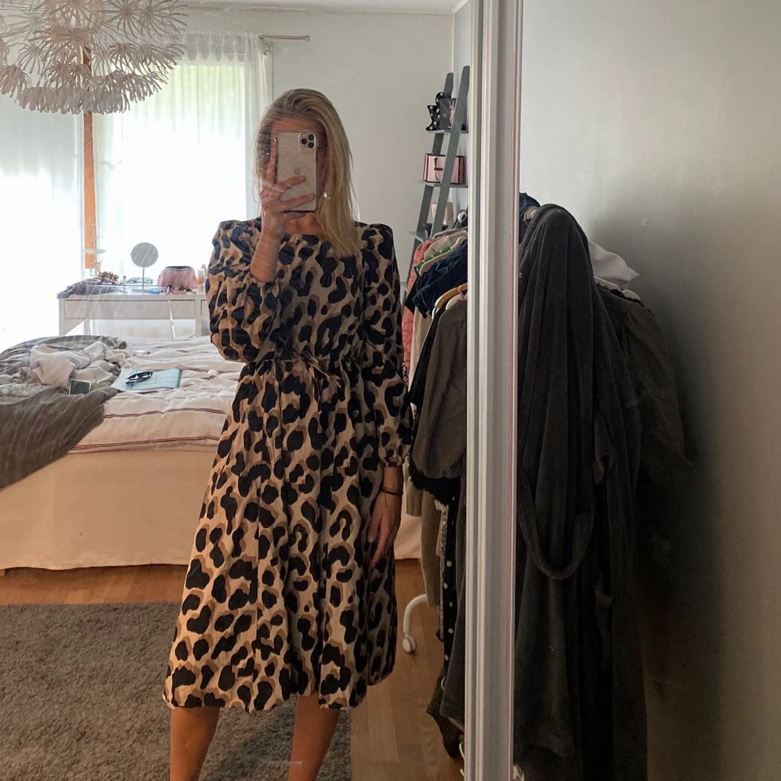 đ€Leopardmönstrad klĂ€ning ifrĂ„n Mangođ€