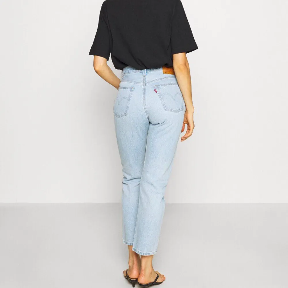 Levi’s 501 crop jeans 💙 Storlek 24x28 (motsvarar strl 34). Jeans & Byxor.