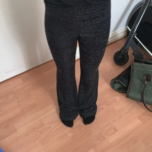 Ett par hm byxor i storlek XS  - Dessa byxor är stretchiga och könna i materialet men glittert i byxorna kan åka ut av sig själv, men har spillt lim på byxor men de känns inte när man har de på eller syns. De finns en tröja till byxorna om någon är intresserad. 