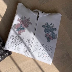 One of one hoodie - Säljer min skitsnygga hoodie från one of one! Jättefint skick och går inte att köpa längre 💞 storlek XL, jag har xs-s och den sitter som på sista bilden :) är ca 169 lång för referens, frakten ingår!!!