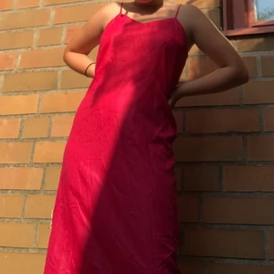 Rosa långklänning - Köpte denna på beyond retro t halloween och har inte blivit använd sen dess! Är i nyskick, bilderna är på mig i storlek s/m och 161 cm lång! Färgen liknar mest på bild 1 men kan försöka ta bättre om du hör av dig!❤️