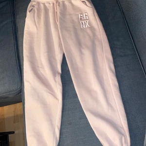 Ljusrosa mjukis byxor  - -Ljusrosa mjukisbyxor -Stretchiga i midjan  -Sitter inte tajt  -Aldrig använda  -Storlek M  -Kan skickas 💌 -Köparen står för frakten  -Fraktens pris  varierar beroende på om man vill ha spårbar eller inte 💌❤️ -Jag står inte för postens slarv