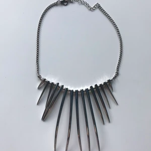 Silver halsband - Fint silverhalsband ser även coolt ut att ha som armband (ser ut som klor typ)