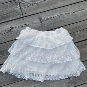 Vit volangkjol - En vit volangkjol i bra skick med fint mönster.