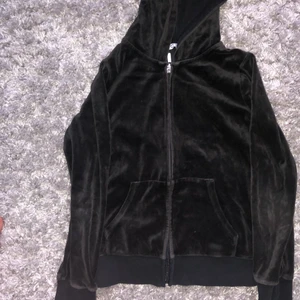 Huvtröja sammet - En superskön huvtröja med en luva. LIIIIITE urtvättad. I strl 158/164. Från Cubus! Köparen står för frakten.