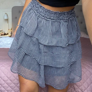 Volang kjol - Populär Rutig volangkjol från hm i strl S. Tror att den är slutsåld. Stretchig så passar ev andra storlekar. Frakten tillkommer💓 BUDA i kommentarerna💓!! Köp direkt för 250