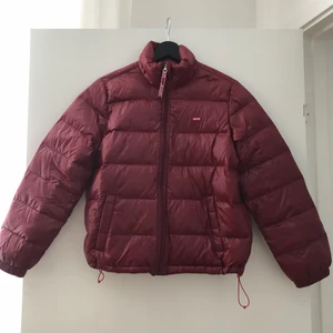 LEVIS  - Tunn dunjacka från Levis. Aldrig använd. Storlek S. Frakt tillkommer. nypris: 1299kr 