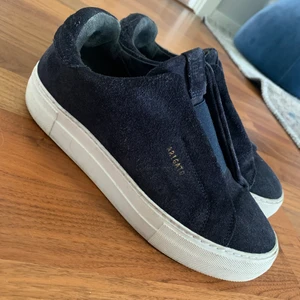 Axel arigato skor - Axel Arigato skor i mörkblå i storlek 38. Dustbag får man med.