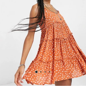 Klänning - Klänningen är från ASOS i storlek M och är slutsåld. Säljer eftersom den inte kommer till användning. Den har ett litet hål i nedersta volangen men det syns inte alls när den är på, det är även väldigt lätt att fixa.