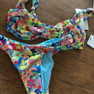 Hanna schönbergXNAKD bikini - Säljer även detta bikinisettet från Hanna schönbergs kollektion med NAKD😇Så himla fint, inte använt 1 enda gång ✨Trosorna är i storlek SMALL och toppen i storleken 75D✨Som sagt vid kommer jag påbörja en budgivning då många var intresserad av samma bikini fast den andra modellen på trosan🥰 Om ni endast vill ha toppen eller underdelen får ni skriva till mig och buda privat, toppen börjar på 199kr och underdelen 129kr✨✨