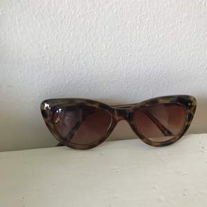 ”cat eye” solglasögon. Köpt secondhand. Bruna/leopardmönstrade. Pris: 70 kr + 13 kr frakt 🌻