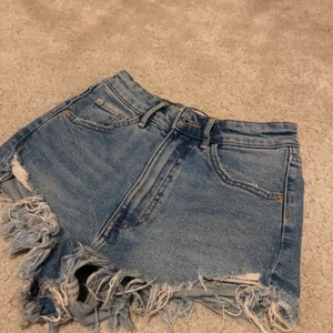 Zara shorts strl 32 - Zara shorts strl 32 högmidjade. Om man vill ha fler bilder är de bara att skriva, köparen står för frakten.