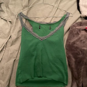 Grönt linne - Bra skick! Jätte fin till sommaren💕🌄 älskar den men är lite för lång för mig! Tvyär har märket åkt av och kommer inte ihåg vart jag köpte den