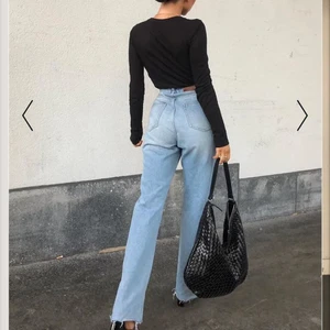 Raka blå jeans - Säljer dessa raka blå jeans från nakd. De är väldigt sparsamt använda! Storlek 36💕 Jag har ett par exakt likadana i svart om någon är intresserad!