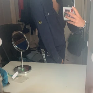 Lyle & scott tröja - Säljer denna fina tröja från lyle & Scott. Säljer för får ingen användning av den. För fler bilder eller frågor är det bara att fråga mig så kan jag fixa det!😊