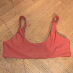 Bekini överdel  - Jag säljer denna bruna bekini överdel för endast 30kr, köparen står för frakten. Har aldrig badat med den däremot har jag testat den. Storlek S