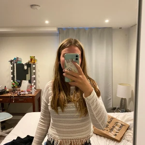 Trendig tröja från HM - Jätte fin och trendig tröja köpt från HM⚡️⚡️ Passar både nu och tills när det blir lite kyligare🌧 Den är i storlek 146/152 men passar mej som brukar ha S