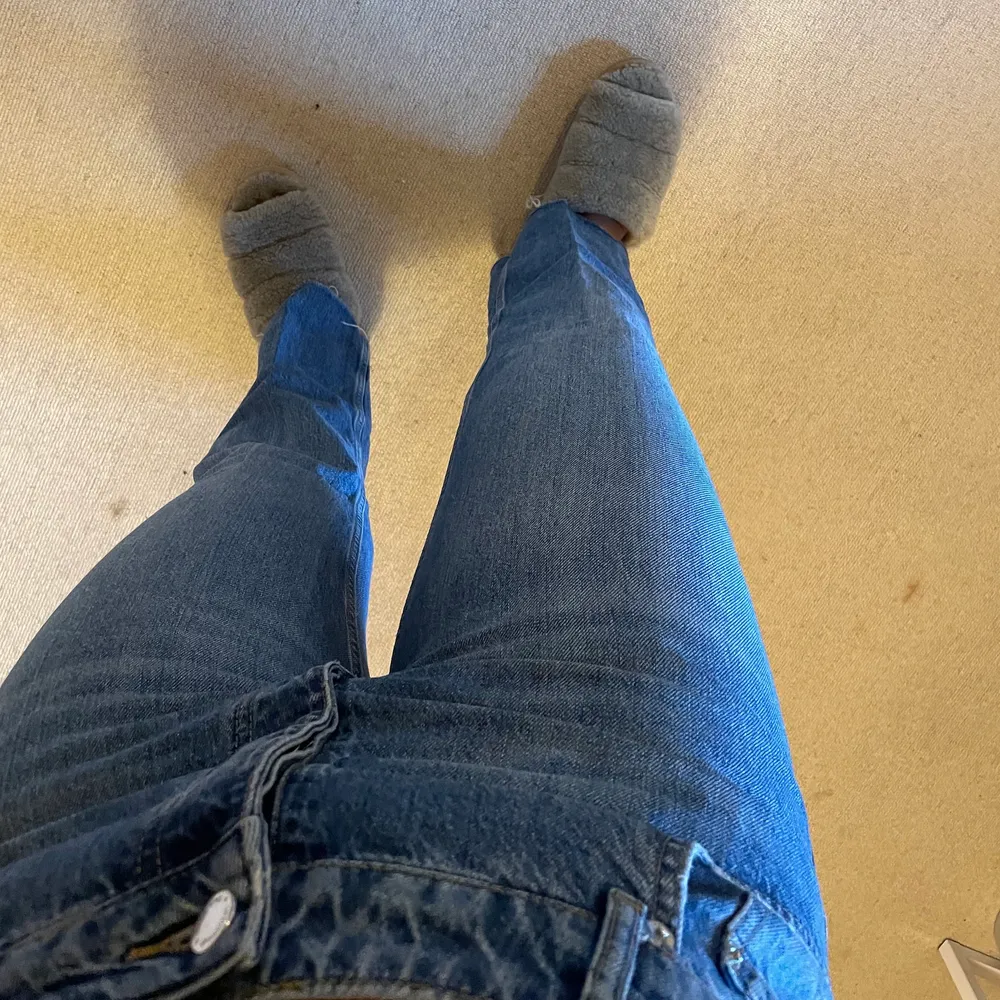 Såååå fina jeans från kollektionen GINA X ANINE BING i storlek 40. Använda fåtal gånger! Jag är 170CM och skulle säga att det sitter perfekt på någon som är några centimeter kortare! Fynda❤️‍🔥. Jeans & Byxor.