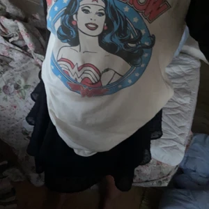 Wonder Woman tröja 💘🛍💒🌸🦩🧞‍♀️🧚🏻‍♀️ - Min mammas gamla från 90-talet. Använd några få gånger väldigt skön och i bra skick bara lite kort i Armarna men den är designad så! Sitter perfekt på mig som är 162 💘💘 