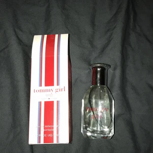 Parfym - Tommy hilfiger girl parfym. Lite använt men inte alls mycket! Säljer för att jag har för mycket parfym!