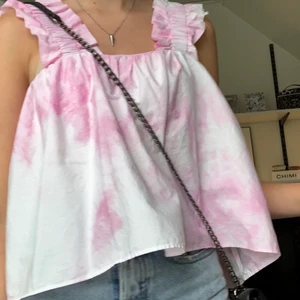 ZARA linne - Säljer ett jätte gulligt linne från zara. Köpte i våras och har inte använt så mycket. Köp direkt för 250kr👛