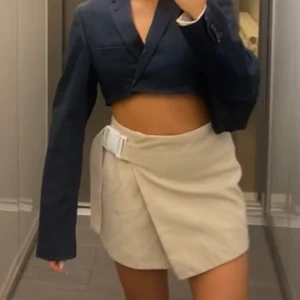 Beige kjol - Gammal weekday kjol med spänne.