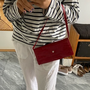 Röd liten väska - Gullig röd väska ❤️ köpt second hand från okänt märke, gott skick! Frakt: 48kr