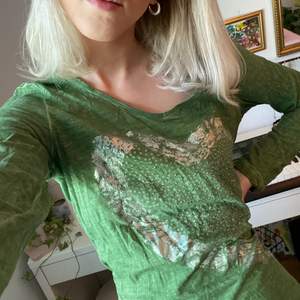 Grön tröja som jag köpt på sellpy, använd några gånger och säljer nu vidare. Fraktar och möts i sthlm 💚